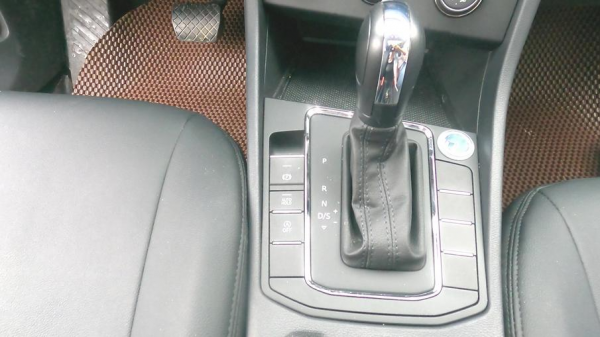 自动挡的车怎么开步骤