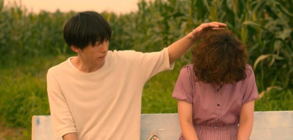 男朋友摸自己女朋友的头意味什么