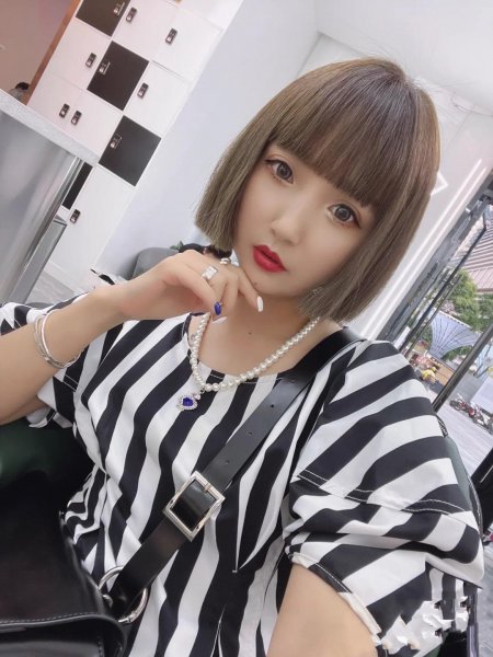 女生头发炸毛做柔顺还是拉直