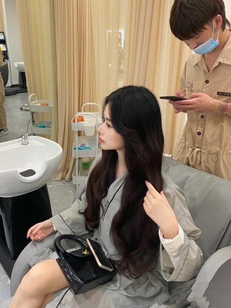 女生头发炸毛做柔顺还是拉直