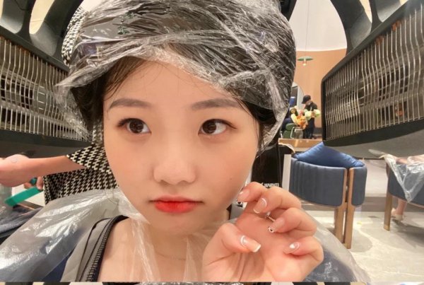 女生头发炸毛做柔顺还是拉直