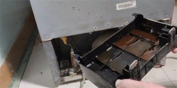 冰箱后面的储水盒怎么取出图解