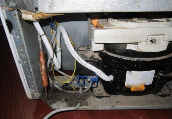 冰箱后面的储水盒怎么取出图解