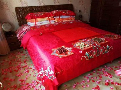 结婚床上摆什么东西 婚床需要铺什么东西寓意早生贵子