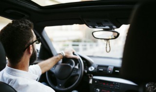 车窗起雾有水痕解决方法 车窗起雾有水痕怎么解决