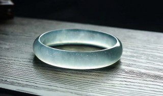 挑选玉镯应该注意事项 翡翠手镯应该怎么选?