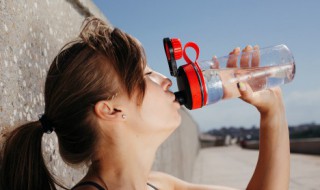 送水杯给女朋友刻什么字 送水杯给女朋友刻哪些字