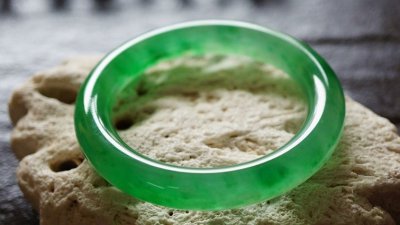 蓝纹玉手镯的功效与作用 戴蓝纹玉手镯的好处