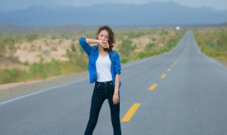 蓝色t恤搭配什么下装 蓝色t恤如何搭配