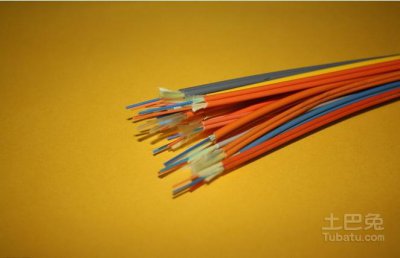 光纤是什么材料 光纤的材料和结构及其工作原理