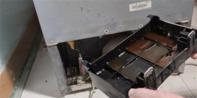 冰箱后面的储水盒怎么取出图解 冰箱后边储水盒拆卸方法