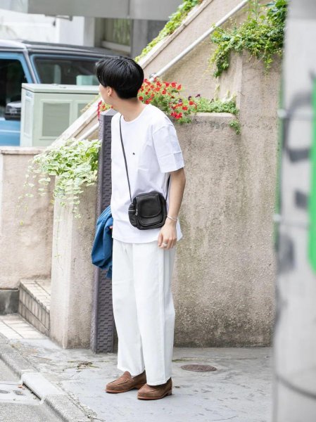 白色裤子怎么搭配上衣和鞋子好看