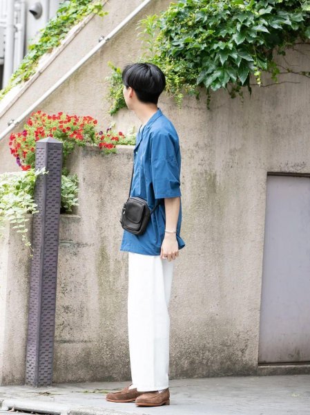 白色裤子怎么搭配上衣和鞋子好看