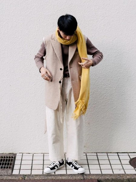 白色裤子怎么搭配上衣和鞋子好看