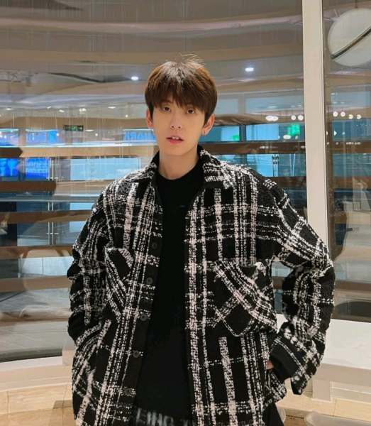 男人皮肤黑穿什么颜色的衣服好看