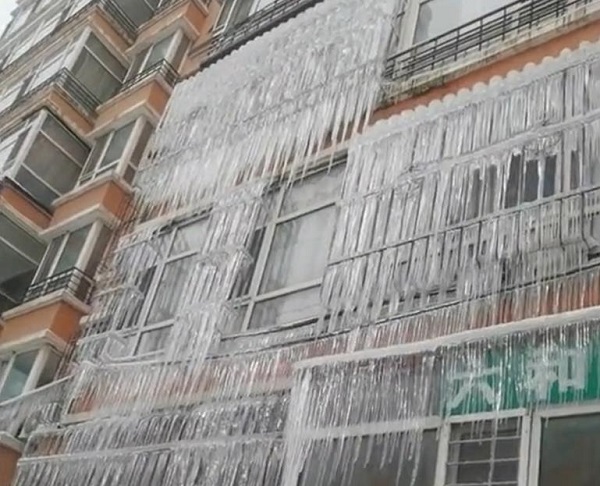 奇观！哈尔滨一小区成冰帘洞