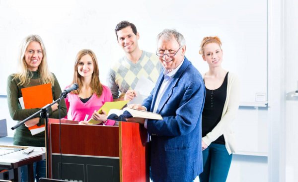 大学老师工资一般多少钱一个月