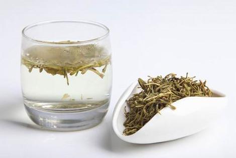 金银花泡水变绿有毒吗