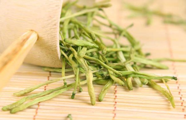 金银花泡水变绿有毒吗