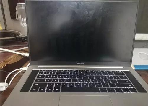 电脑按开机风扇转一下就熄火