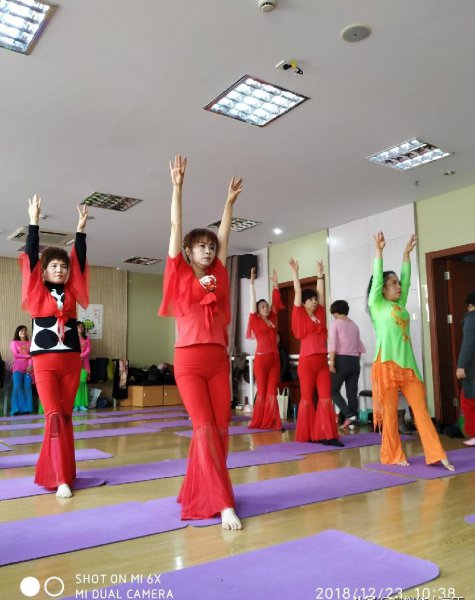 五六十岁的女人练瑜伽好不好