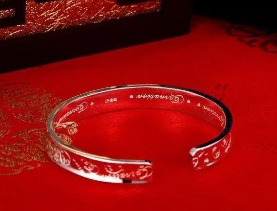 银镯子戴左手不吉利