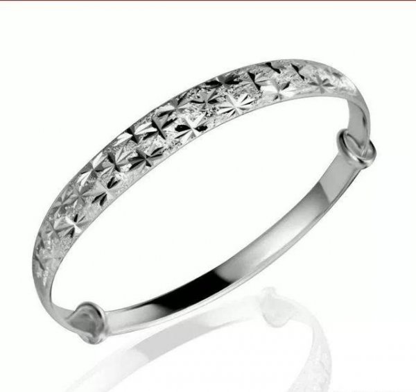 银镯子戴左手不吉利