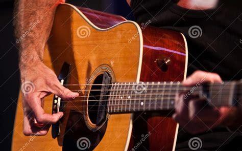 电吉他和木吉他有什么区别