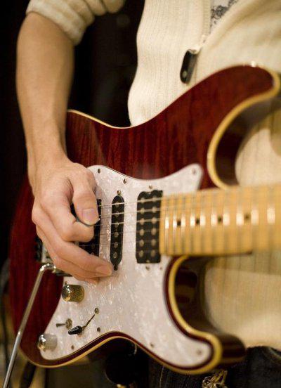 电吉他和木吉他有什么区别