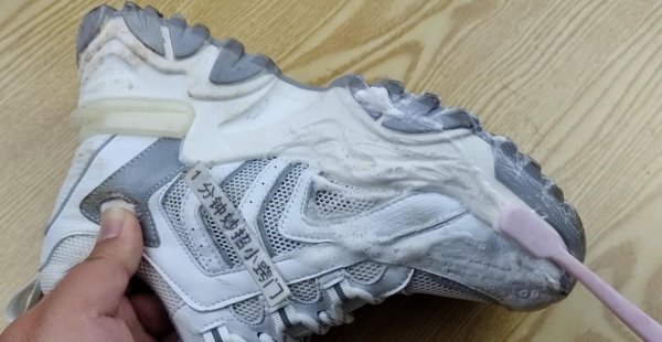 白鞋边发黄了用什么方法能刷白