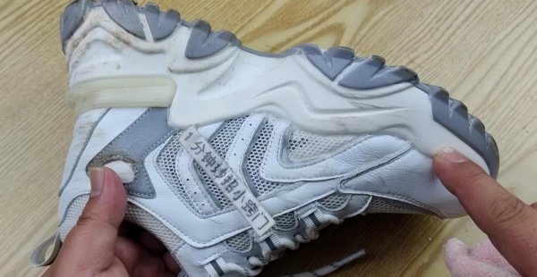 白鞋边发黄了用什么方法能刷白