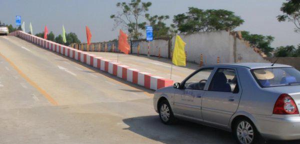 手动挡上坡起步绝不会熄火的办法