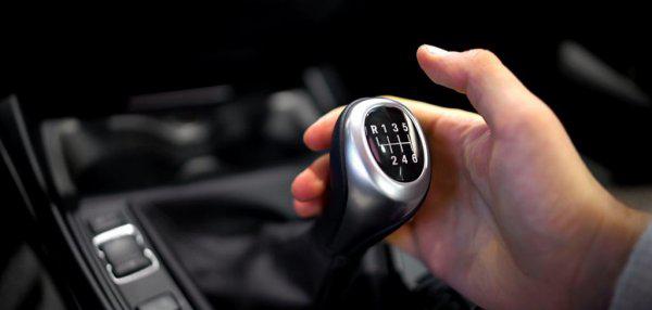 手动挡上坡起步绝不会熄火的办法