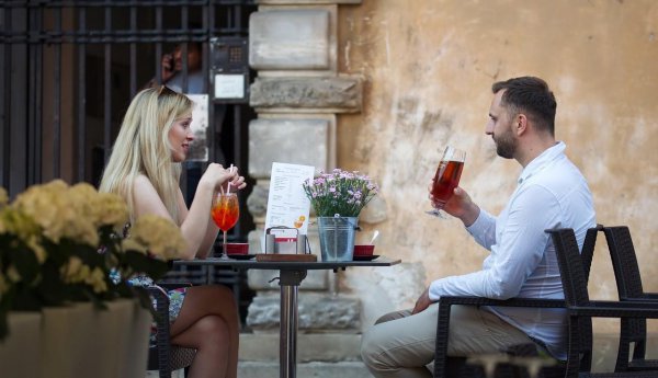 男人盯着你看跟你对视也不躲什么意思