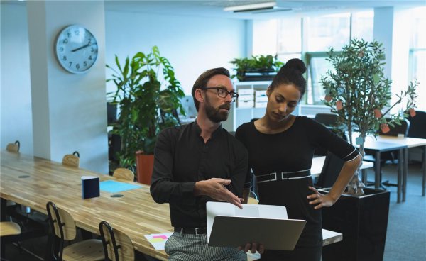 男人盯着你看跟你对视也不躲什么意思