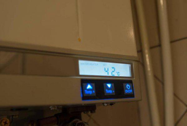 农村洗澡装太阳能还是热水器好