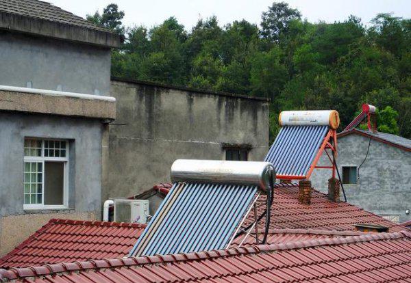 农村洗澡装太阳能还是热水器好