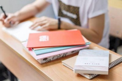 高三早起和熬夜哪个效率高 晚睡和早起哪个对高中生更有利