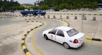 走s弯最笨的方法 科目二S弯曲线行驶操作技巧介绍