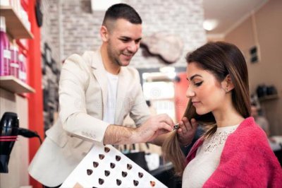 染发用便宜的药水好还是贵的好 美发店染发剂越贵越好吗