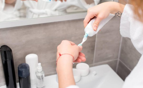 先刷牙还是先用冲牙器