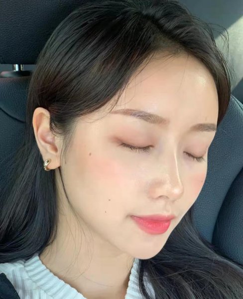 化妆卡粉怎么快速解决