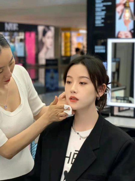 化妆卡粉怎么快速解决