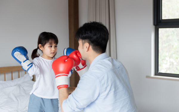 女儿颜值高不高主要看爸爸