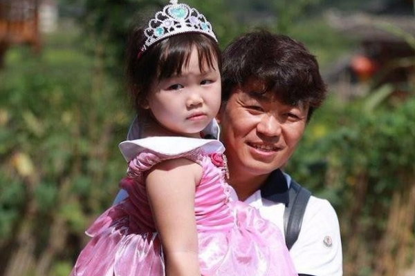 女儿颜值高不高主要看爸爸