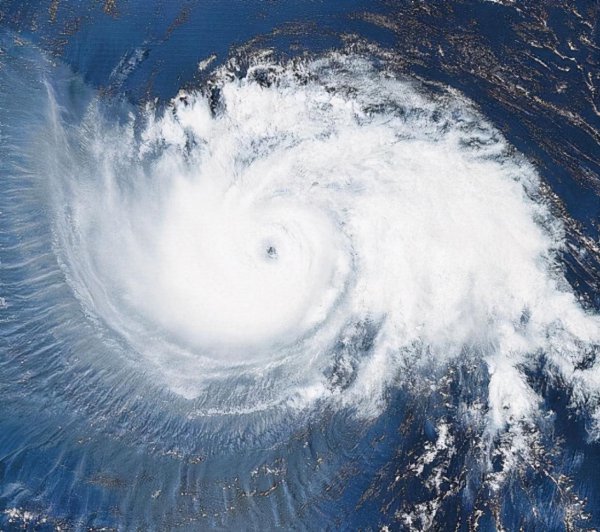 地球表面的风由什么引起