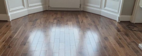 铺实木地板下面放什么