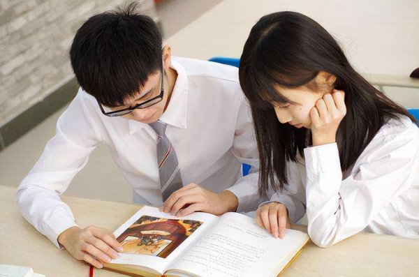 初中生谈恋爱家长怎么正确引导女孩