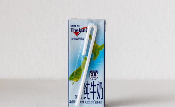 开水烫盒装牛奶有毒吗