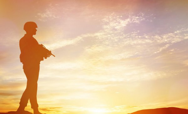 军校毕业工资一万多是真的吗